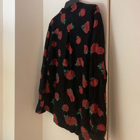 Icōne Black Soft Button Down Shirt With Red Roses - Picture 2 of 7